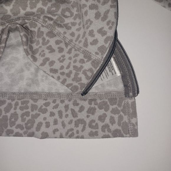 Stella & Dot Grey Leopard Side Zip Pullover Sweater size Small - Picture 11 of 13
